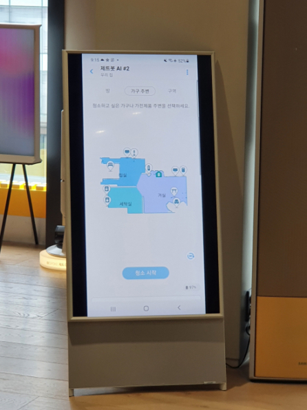▲제트봇 AI는 구동 시 집안 공간 구조와 가구 위치를 인식해 일종의 '지도'를 그린다. 지도가 완성되면 그 이후부턴 청소하고 싶은 가구나 가전 제품 등을 선택해 맞춤형 청소를 할 수 있다. (노우리 기자 @we1228)