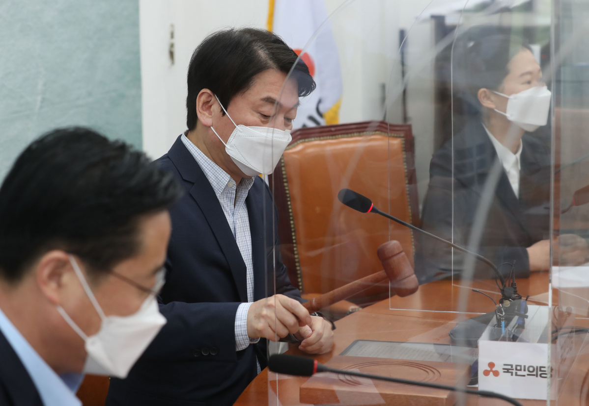 ▲안철수 국민의당 대표가 26일 서울 여의도 국회에서 열린 최고위원회의에서 의사봉을 두드리고 있다. (연합뉴스)