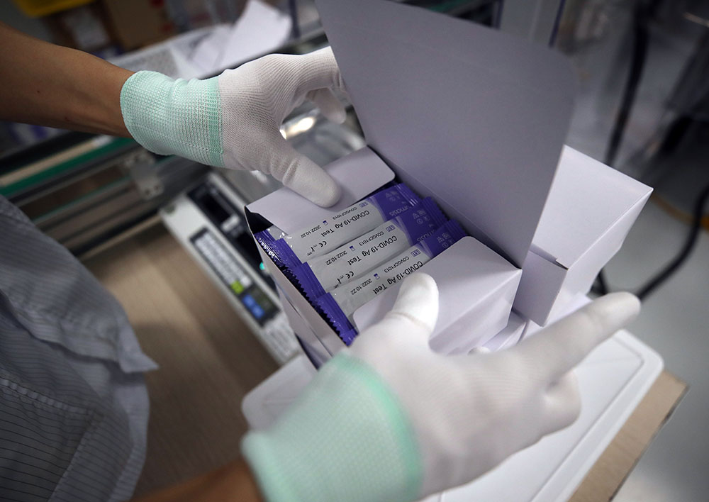 ▲23일 오후 경기도 휴마시스 군포공장에서 신종 코로나바이러스 감염증(코로나19) 자가 진단키트가 생산되고 있다. 식품의약품안전처는 코로나19를 자가 검사할 수 있는 항원방식 진단키트 2개 제품을 조건부 허가했다. (연합뉴스)