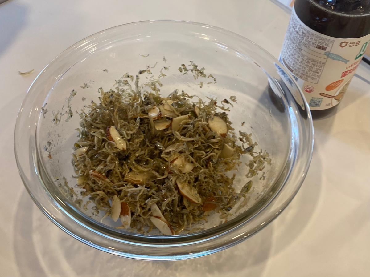 ▲'새미네부엌'의 멸치볶음소스로 3분 만에 만든 멸치볶음.  (김혜지 기자 heyji@)