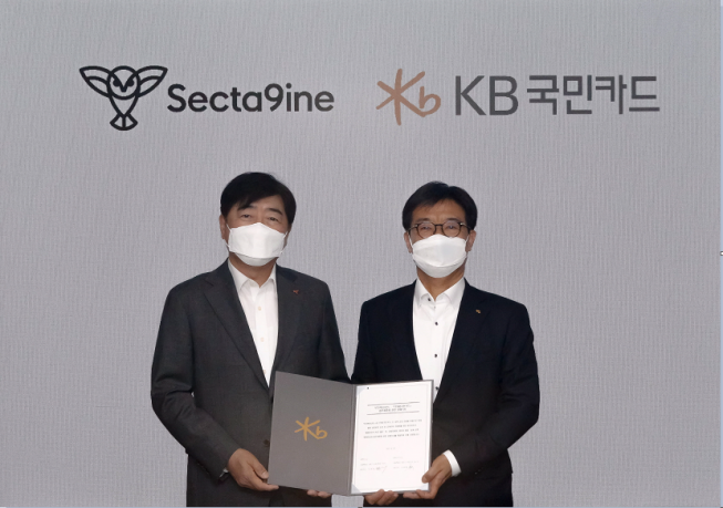 ▲26일 오후 서울 종로구 내수동 KB국민카드 본사에서 열린 '해피포인트 PLCC' 출시 등을 위한 업무협약식 후 이동철 KB국민카드 사장(오른쪽)과 이경배 섹타나인 대표가 기념 촬영을 하고 있다.  (사진제공=KB국민카드)