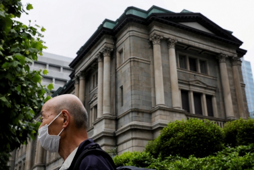 ▲일본 도쿄에 위치한 일본은행 앞을 마스크를 쓴 남성이 지나가고 있다. 도쿄/로이터연합뉴스
