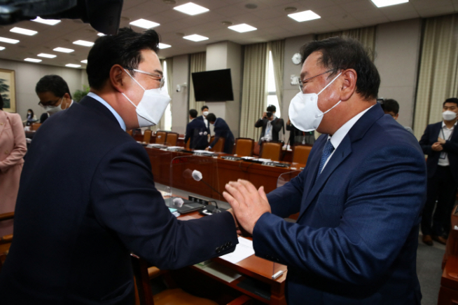 ▲김태년 국회 운영위원장(오른쪽)이 27일 서울 여의도 국회에서 열린 운영위원회 전체회의에서 산회 후 국민의힘 김성원 간사와 인사하고 있다.  (연합뉴스)