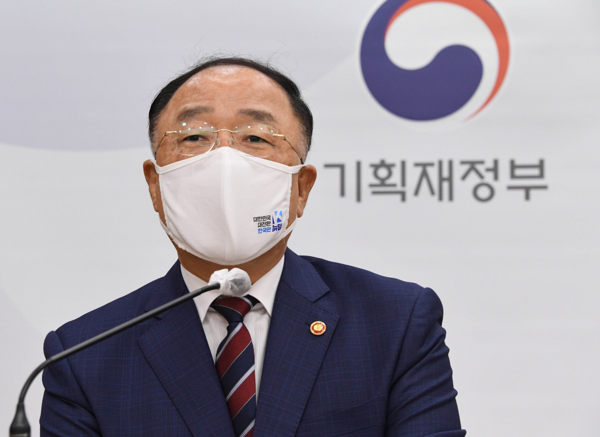 ▲홍남기 경제부총리 겸 기획재정부 장관이 27일 정부세종청사에서 열린 출입기자간담회에서 모두발언을 하고 있다. (사진제공=기획재정부)