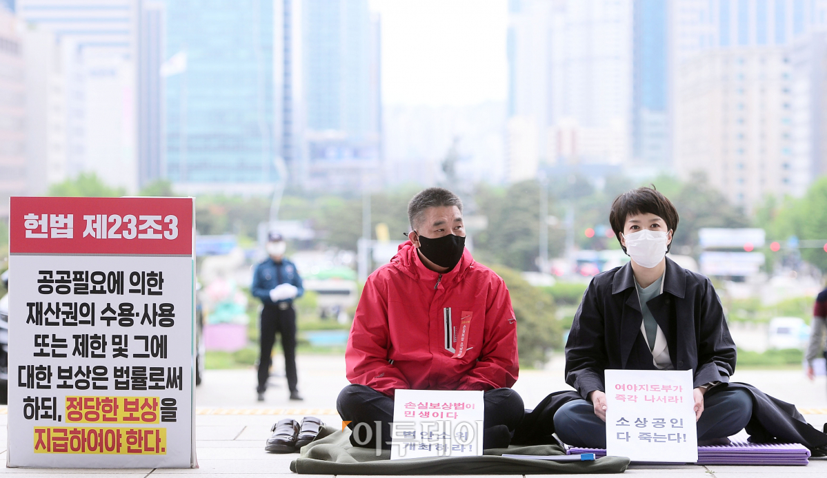 ▲코로나19에 따른 소상공인의 손실보상 소급적용 입법을 요구하며 16일째 천막농성을 이어가는 국민의힘 최승재 의원(왼쪽)과 김은혜 의원이 27일 오후 서울 여의도 국회 본청 앞에서 피켓을 들고 좌식농성을 하고 있다. (신태현 기자 holjjak@)