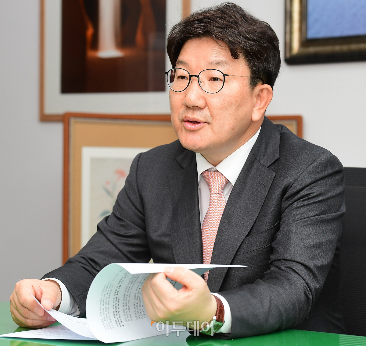 ▲국민의힘 원내대표 경선에 출마한 권성동 의원이 27일 서울 여의도 국회 의원회관에서 이투데이와 인터뷰하고 있다. (고이란 기자 photoeran@)