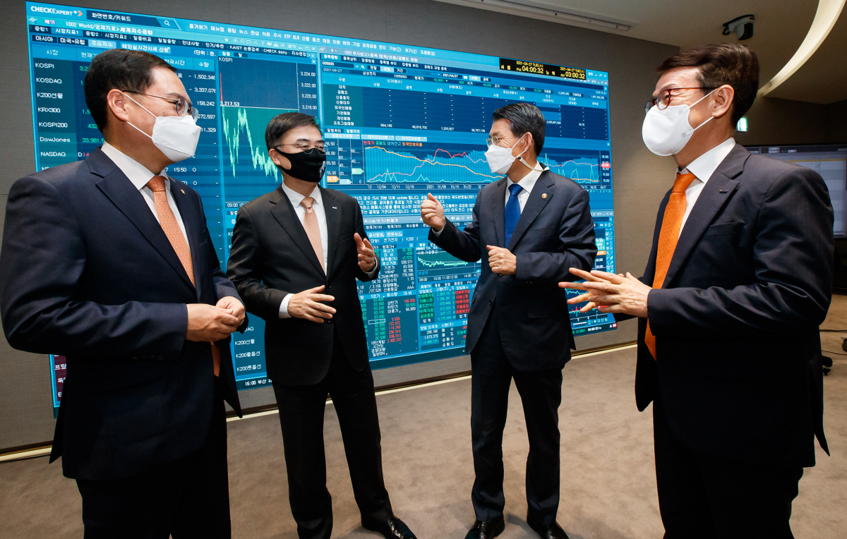 ▲지난 4월 27일 한국거래소 서울사무소에서 은성수 금융위원장(왼쪽에서 셋째), 손병두 한국거래소 이사장(왼쪽에서 둘째), 윤창호 한국증권금융 사장(왼쪽에서 첫째) 등 참석자들이 공매도 재개 모의시장 운영상황을 점검하고 있다. (사진= 금융위 제공)