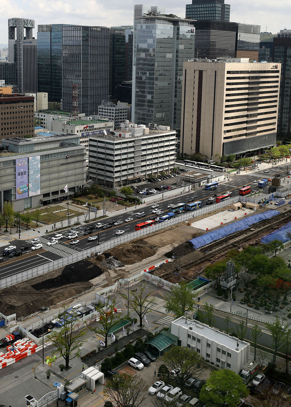 ▲13일 오후 재구조화 공사가 진행중인 광화문광장의 모습.  (뉴시스)