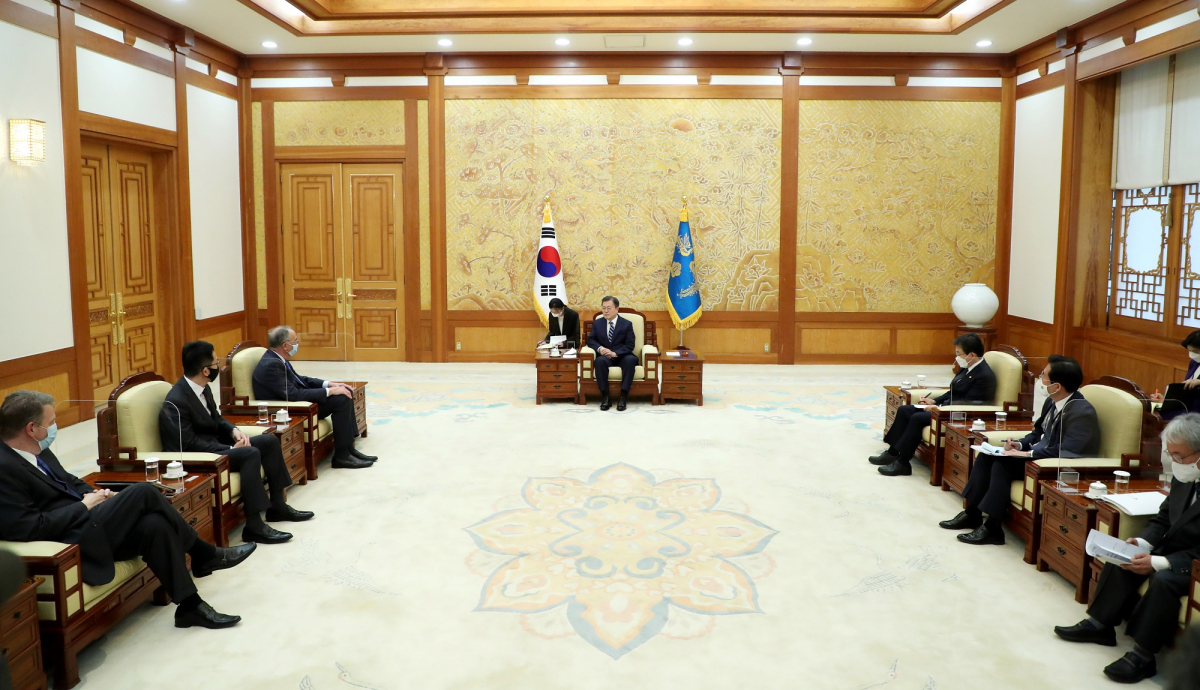 ▲문재인 대통령이 27일 오후 청와대 본관에서 스탠리 어크 노바백스 최고경영자(CEO)를 접견하고 있다. (뉴시스)