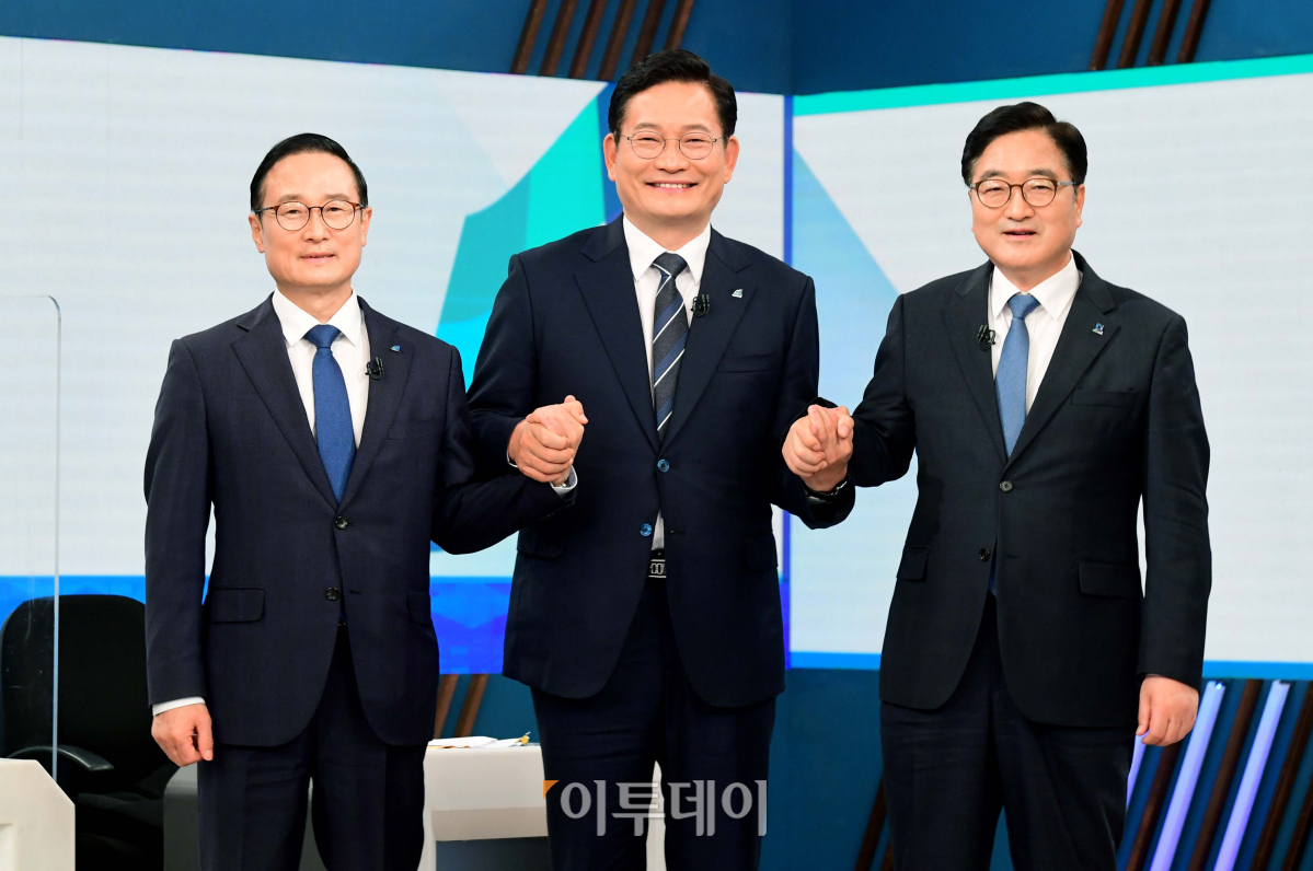 ▲더불어민주당 당 대표 후보들이 27일 KBS 주최 토론회에 참석했다. 왼쪽부터 홍영표·송영길·우원식 의원. (신태현 기자 holjjak@)
