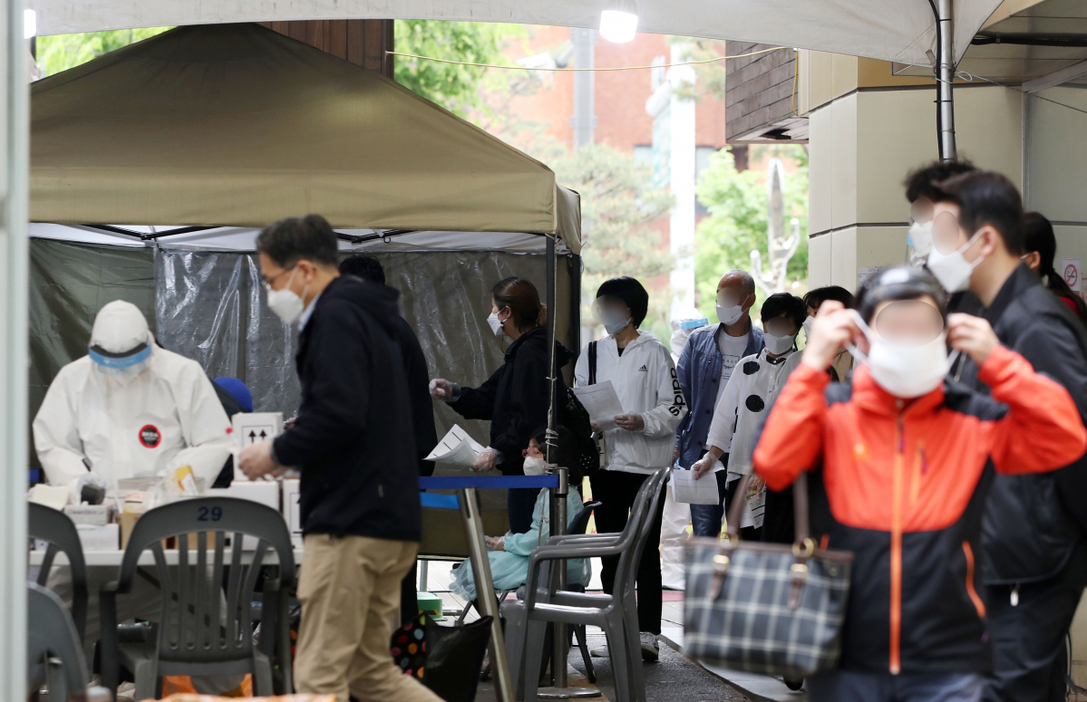 ▲서울 송파구보건소 선별진료소에서 시민들이 검사를 받기 위해 기다리고 있다. (뉴시스)