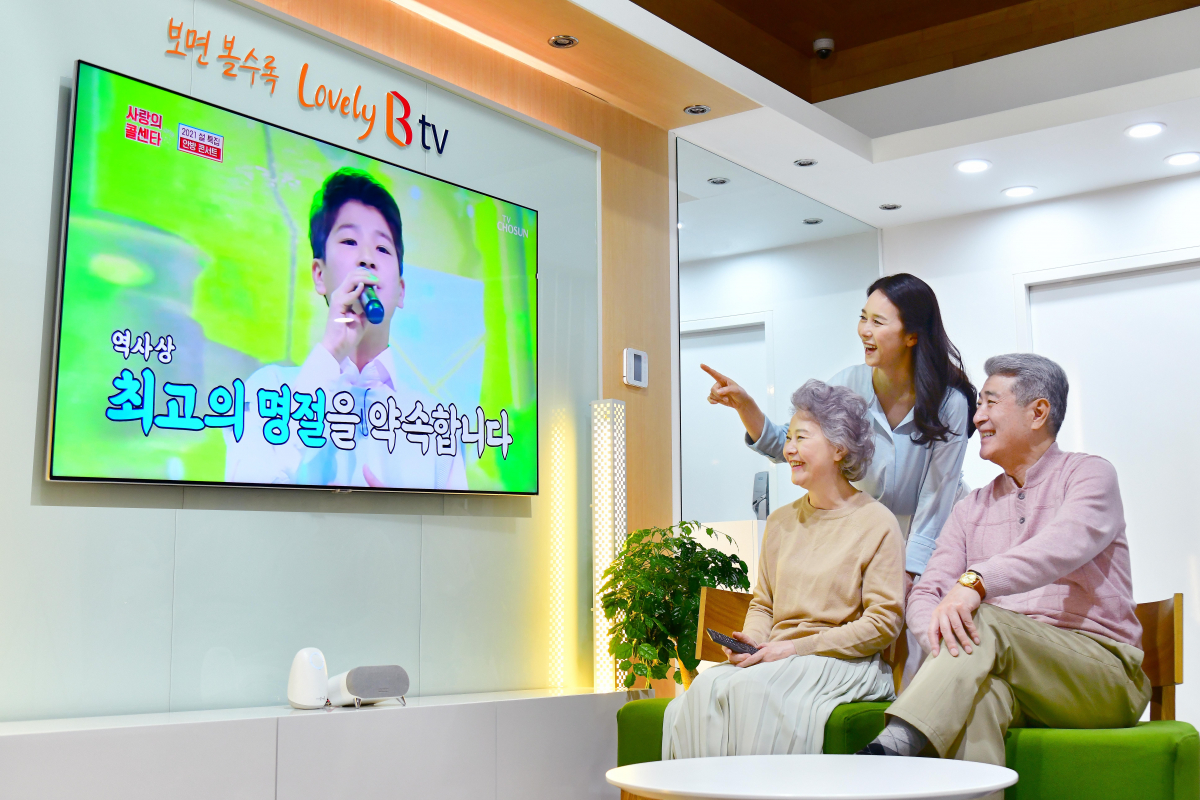 ▲SK브로드밴드 관계자들이 B tv 패밀리를 홍보하고 있다. (사진제공=SK브로드밴드)