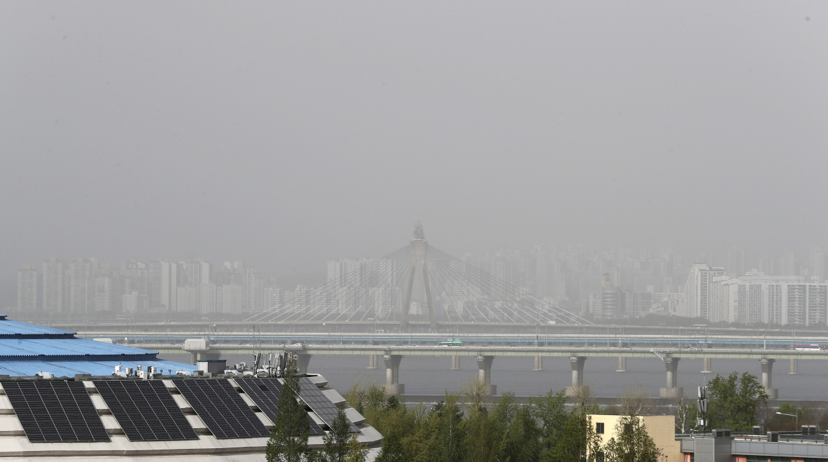 ▲지난4월 16일 중국 고비사막에서 발생한 황사의 영향으로 서울 송파구 잠실야구장에서 바라본 올림픽대교 일대가 뿌옇다. (뉴시스)
