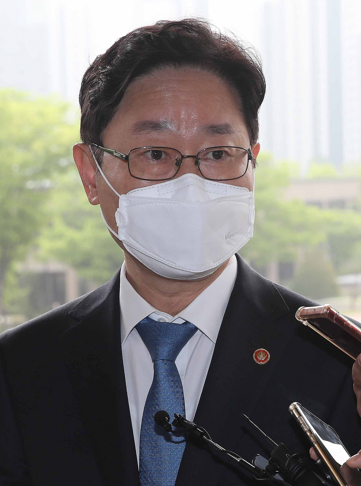 ▲ 박범계 법무부 장관이 28일 오전 경기 과천시 정부과천청사 법무부로 출근하며 취재진 질문에 답하고 있다. (공동취재사진) 