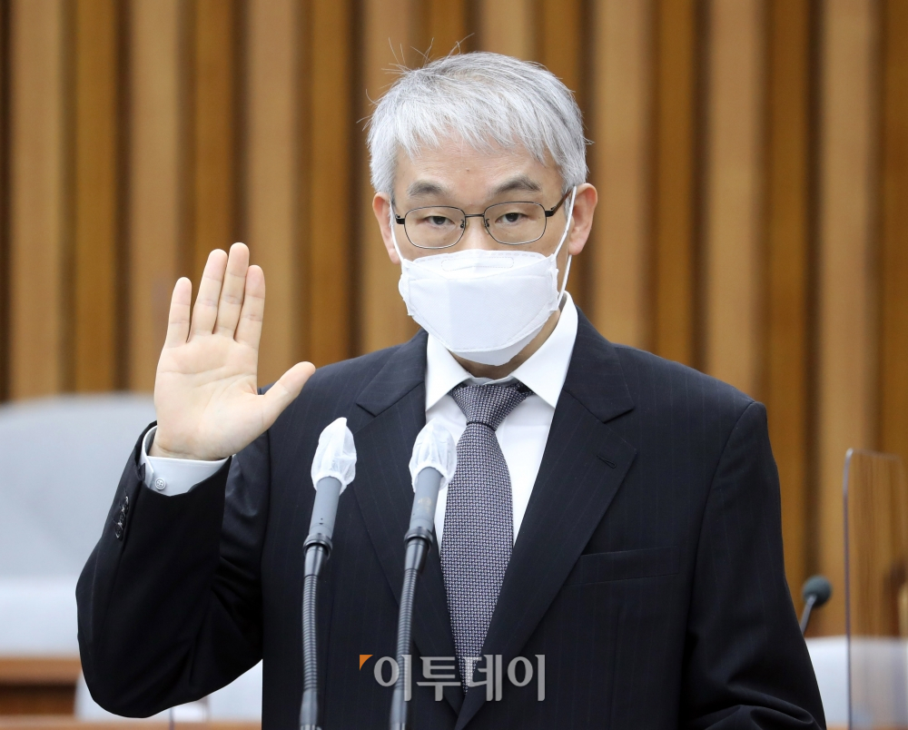 ▲ 천대엽 대법관이 후보자 시절인 2021년 4월 28일 서울 여의도 국회에서 열린 인사청문회에서 선서하는 모습. (신태현 기자 holjjak@)