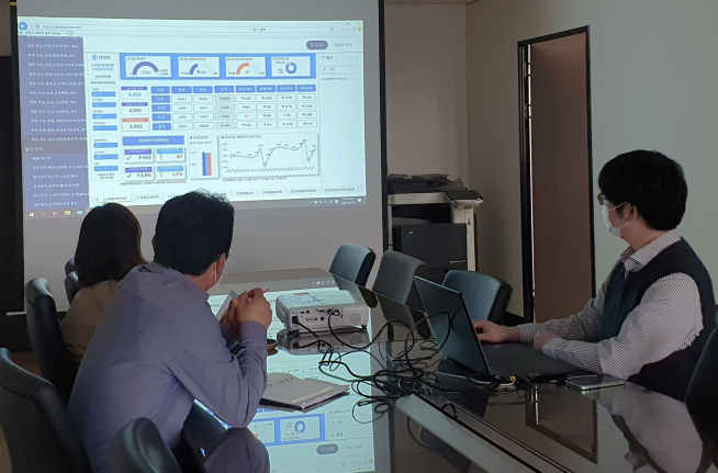 ▲삼천리 직원들이 데이터 분석 플랫폼을 활용해 회의를 하고 있다. (사진제공=삼천리)