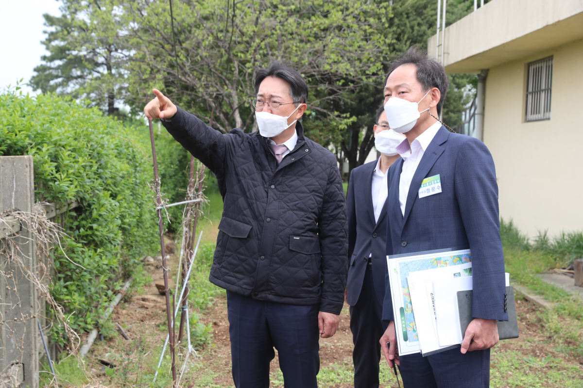 ▲김현준 한국토지주택공사(LH) 사장이 28일 경기 광명·시흥지구 현장을 방문해 점검하고 있다. (사진제공=한국토지주택공사(LH))