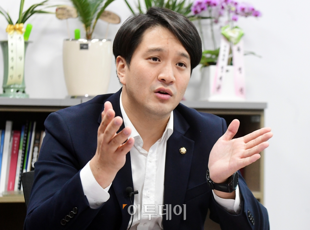 ▲전용기 더불어민주당 의원이 지난해 12월 8일 서울 여의도 국회 의원회관에서 이투데이와 인터뷰하고 있다. (고이란 기자 photoeran@)