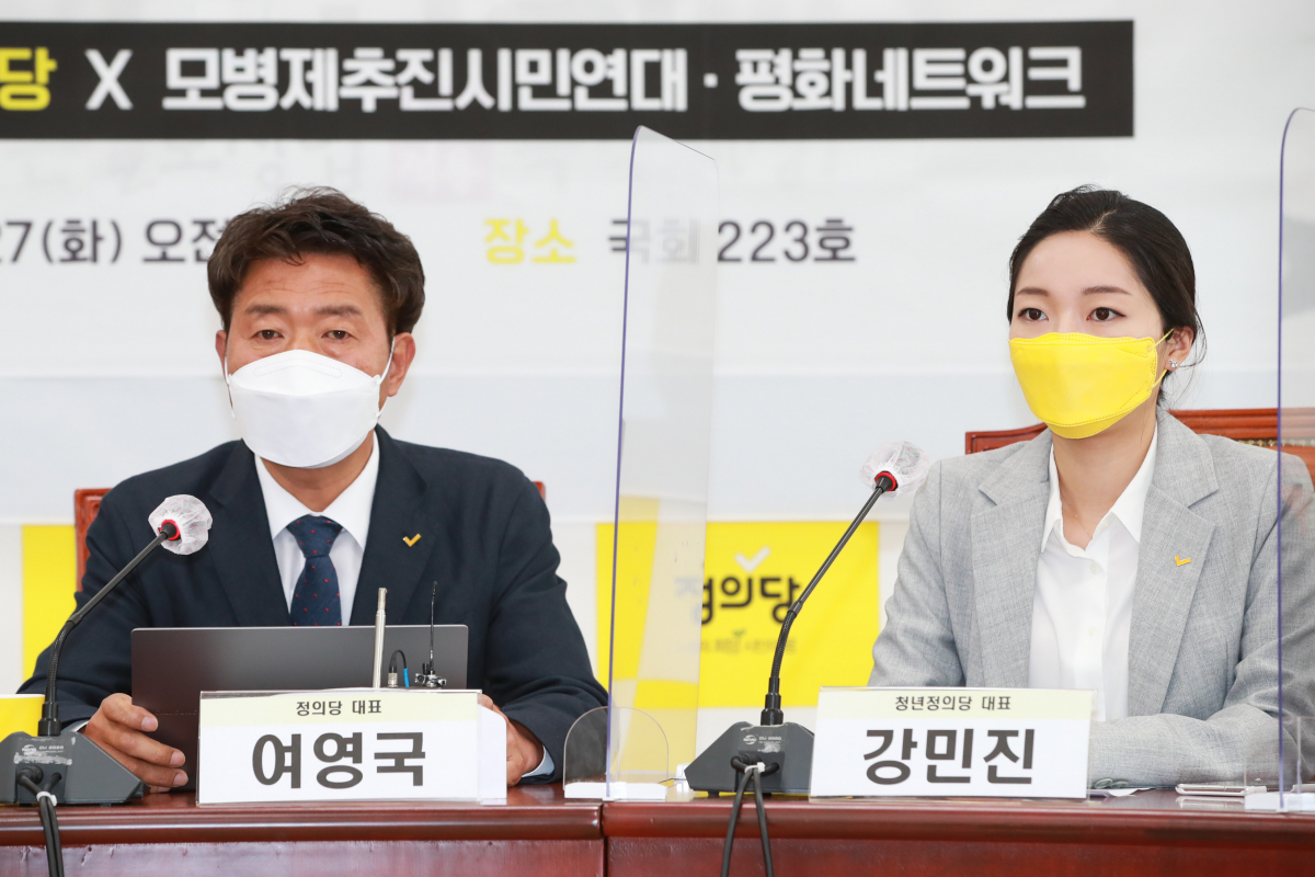 ▲여영국 정의당 대표(왼쪽)와 강민진 청년정의당 대표가 27일 서울 여의도 국회에서 열린 '모병제 도입 및 군인 처우 개선을 위한 간담회에서 발언하고 있다. (연합뉴스)