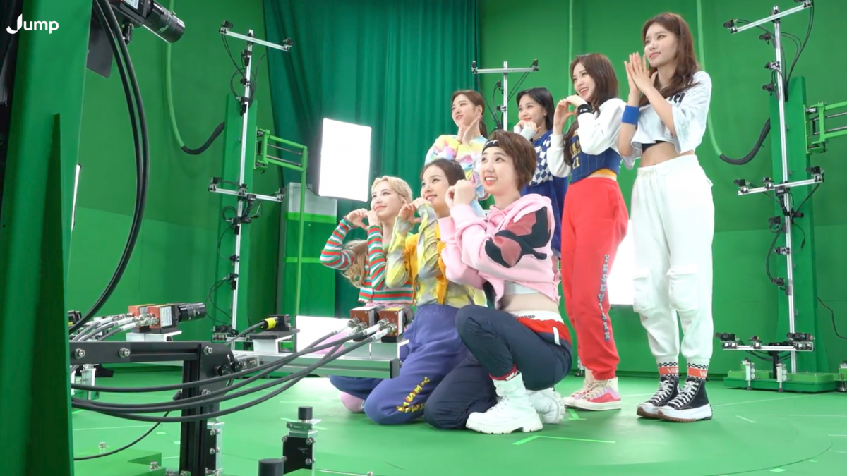 ▲SKT 점프스튜디오에서 그룹 ‘위클리’ 멤버들이 볼류메트릭 캡쳐 기술로 촬영을 진행하고 있다. (사진제공=SKT)