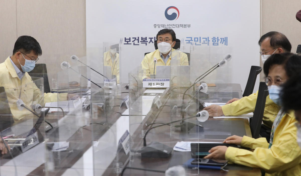 ▲권덕철 중앙재난안전대책본부 1차장(보건복지부 장관)이 29일 오전 정부세종청사에서 열린 코로나19 대응 중대본 회의에서 모두발언을 하고 있다. (뉴시스)