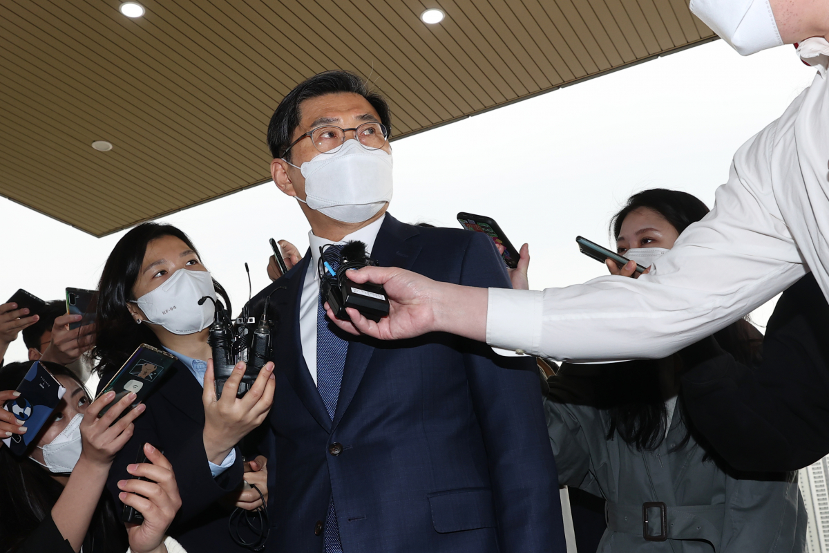 ▲박상기 검찰총장 후보 추천위원회 위원장이 29일 오전 경기 과천시 정부과천청사 법무부에서 열린 검찰총장 후보 추천위원회에 참석하며 취재진 질문을 듣고 있다. (연합뉴스)