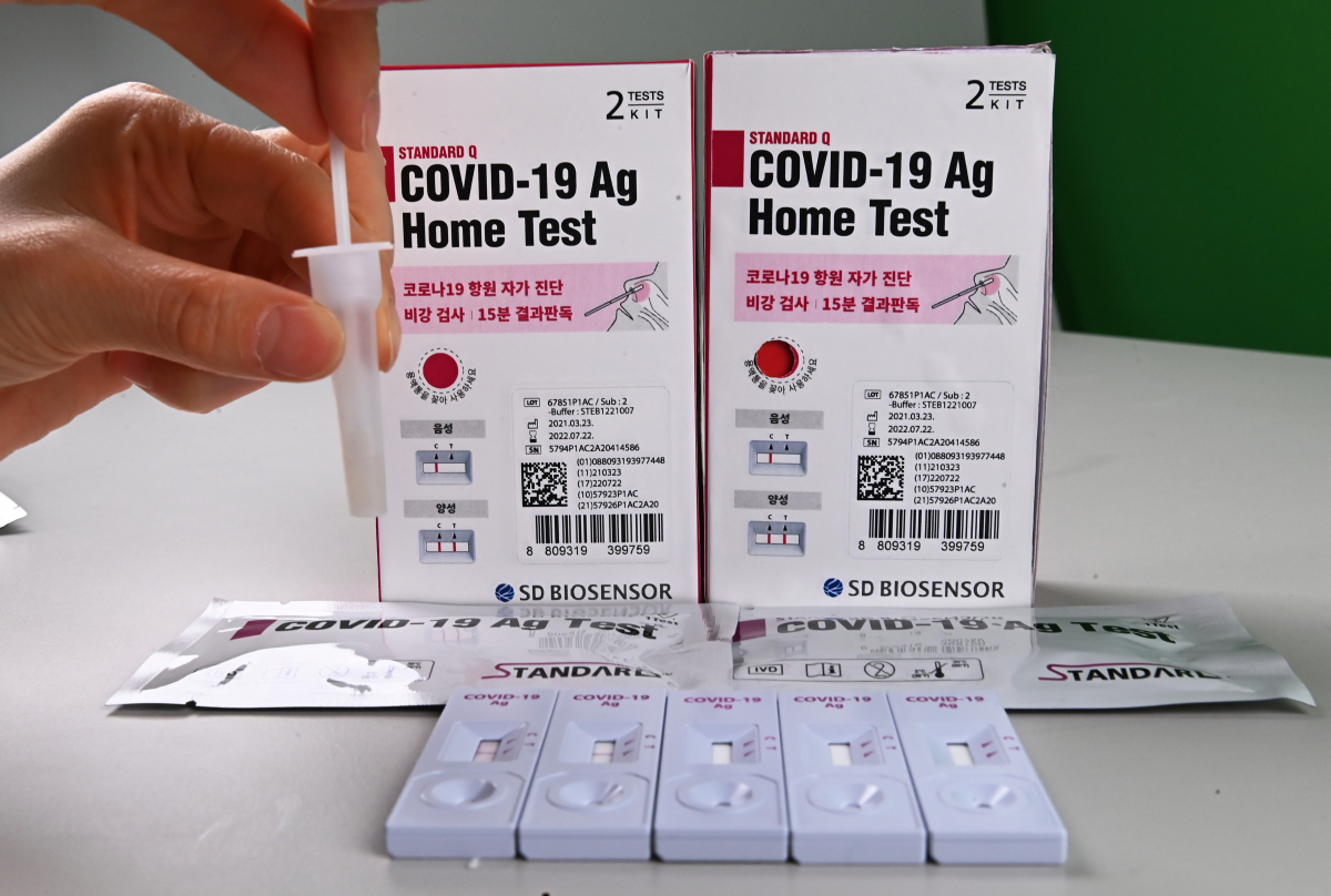 ▲정부가 코로나19 자가검사가 가능한 항원 방식 자가검사키트 제품 2종에 대해 조건부 품목허가를 했다고 밝힌 23일 오후 경기도 수원시 영통구 (주)에스디바이오센서 관계자가 코로나19 자가 진단키트를 이용해 검사를 시연하고 있다. (뉴시스)