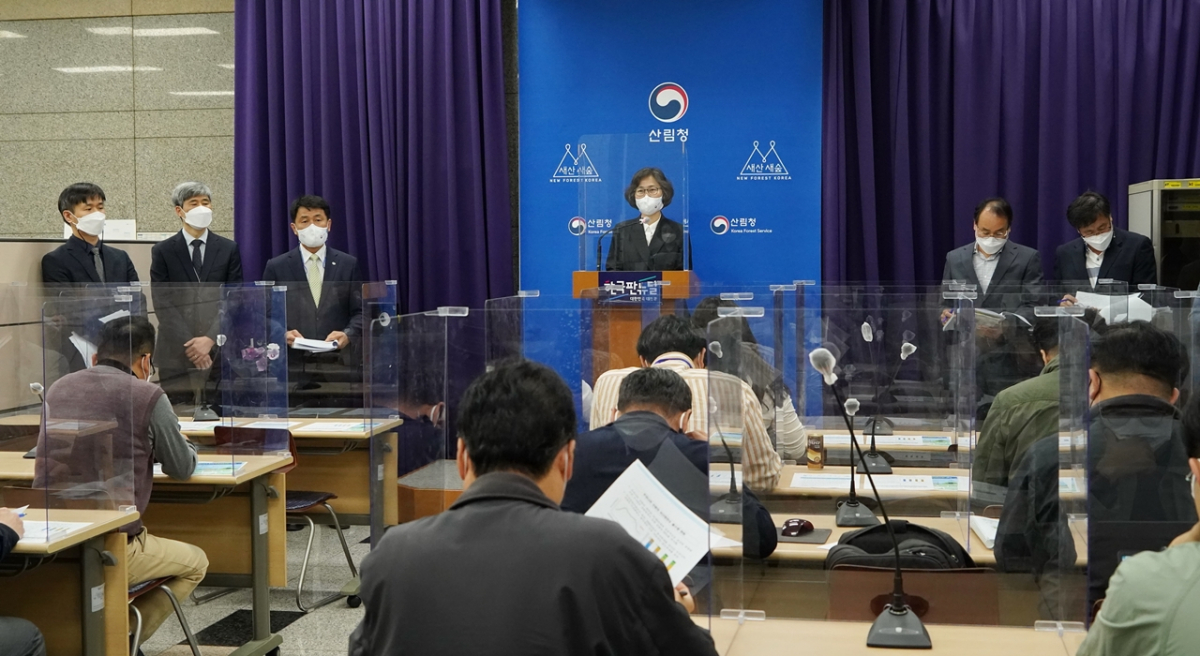 ▲이미라 산림청 산림산업정책국장이 29일 정부대전청사에서 '2050 산림부문 탄소중립 정책추진안'에 대한 환경단체의 비판에 대해 해명하고 있다. (사진제공=산림청)