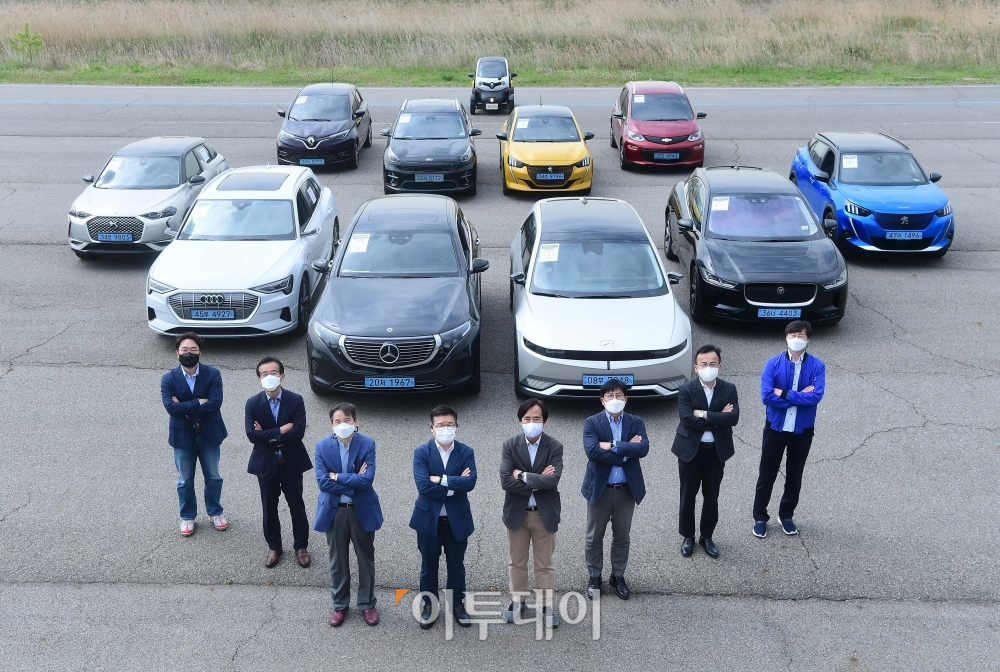 ▲2021 이투데이 스마트 EV 대상 실차 및 시승평가가 열린 29일 경기 화성시 한국교통안전공단 자동차안전연구원에서 심사위원단이 심사에 앞서 기념촬영을 하고 있다. 이투데이가 주최하고 산업통상자원부, 국토교통부, 한국자동차공학회가 후원하는 이번 행사의 시상식은 내달 13일 이투데이빌딩 eT라운지에서 열릴 예정이다. 사진 왼쪽부터 김종찬 국민대 자동차IT융합학과 교수, 민경덕 서울대 기계항공공학부 교수, 도영민 두원공과대 자동차과 교수, 박용성 교통안전공단 기획본부장, 배충식 한국과학기술원(KAIST) 기계공학과 교수, 김유탁 한국전지산업협회 연구기획팀장, 손영욱 한국자동차연구원 본부장, 권영수 삼성전자 수석.  (신태현 기자 holjjak@)