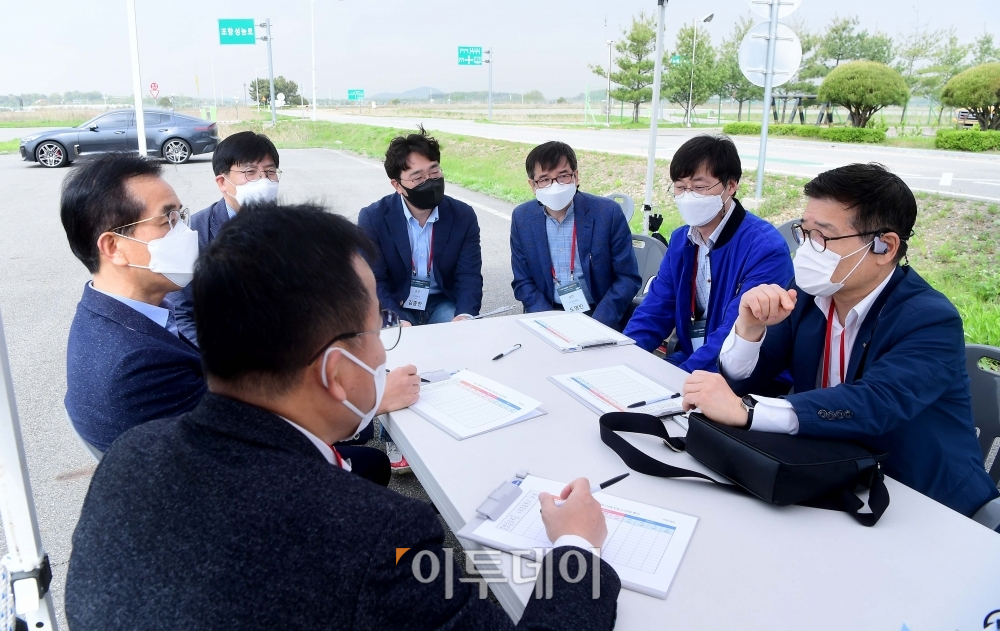 ▲2021 이투데이 스마트 EV 대상 실차 및 시승평가가 열린 29일 경기 화성시 한국교통안전공단 자동차안전연구원에서 심사위원단이 회의를 하고 있다. 이투데이가 주최하고 산업통상자원부, 국토교통부, 한국자동차공학회가 후원하는 이번 행사의 시상식은 내달 13일 이투데이빌딩 eT라운지에서 열릴 예정이다. (신태현 기자 holjjak@)