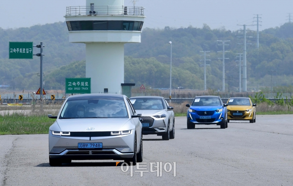 ▲2021 이투데이 스마트 EV 대상 실차 및 시승평가가 열린 29일 경기 화성시 한국교통안전공단 자동차안전연구원에서 심사위원단이 시승평가를 하고 있다. 이투데이가 주최하고 산업통상자원부, 국토교통부, 한국자동차공학회가 후원하는 이번 행사의 시상식은 내달 13일 이투데이빌딩 eT라운지에서 열릴 예정이다. (신태현 기자 holjjak@)