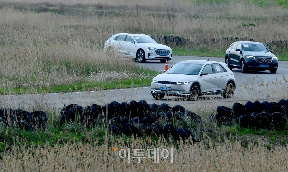 ▲2021 이투데이 스마트 EV 대상 실차 및 시승평가가 열린 29일 경기 화성시 한국교통안전공단 자동차안전연구원에서 심사위원단이 시승평가를 하고 있다.  (신태현 기자 holjjak@)