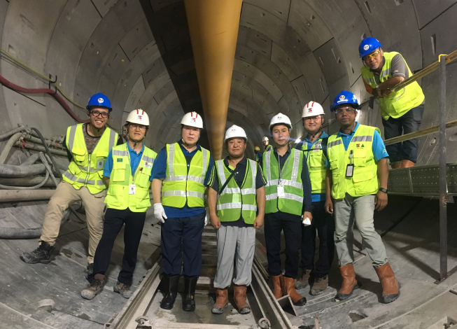 ▲김석준(왼쪽 세번째) 쌍용건설 회장이 지난해 1월 싱가폴 톰슨 동부해안선 지하철 현장을 방문해 직원들과 기념사진을 촬영하고 있다. (사진제공=쌍용건설)