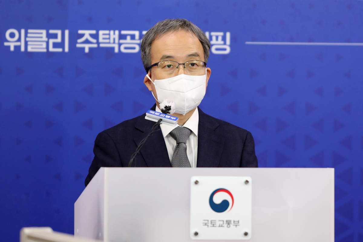 ▲김수상 국토교통부 주택토지실장이 29일 '위클리 주택공급 브리핑'을 통해 총 5만2000가구 주택 공급 방안을 발표하고 있다. (사진제공=국토교통부)