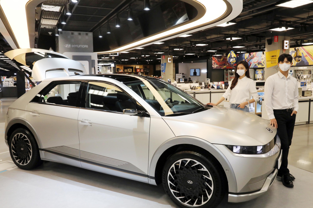 ▲27일 경기도 용인시 이마트 죽전점 일렉트로마트에서 모델들이 현대자동차의 첫 전용 전기차 ‘아이오닉5’를 소개하고 있다. 이마트와 현대자동차는 일렉트로마트 죽전점에 3개월간 아이오닉5 팝업 전시를 진행한다. (뉴시스)