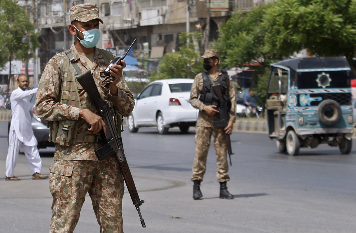 ▲파키스탄 남부 카라치의 중심업무지구에서 27일(현지시간) 군인들이 신종 코로나바이러스 감염증(코로나19) 확산 방지를 위한 규제 조치 준수 여부를 단속하고 있다.   카라치/AP연합뉴스
