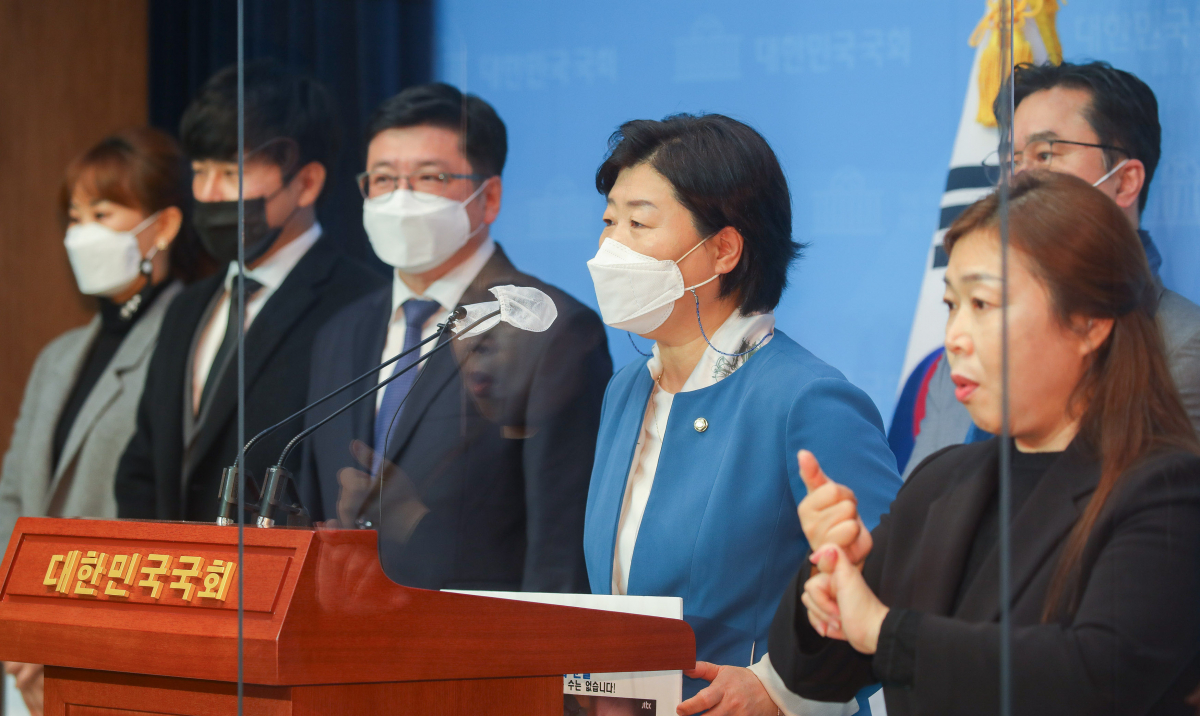 ▲지난해 11월 10일 오전 서울 여의도 국회 소통관에서 열린 '구하라법' 통과 촉구 기자회견에서 서영교 행정안전위원장이 발언하고 있다. (뉴시스)