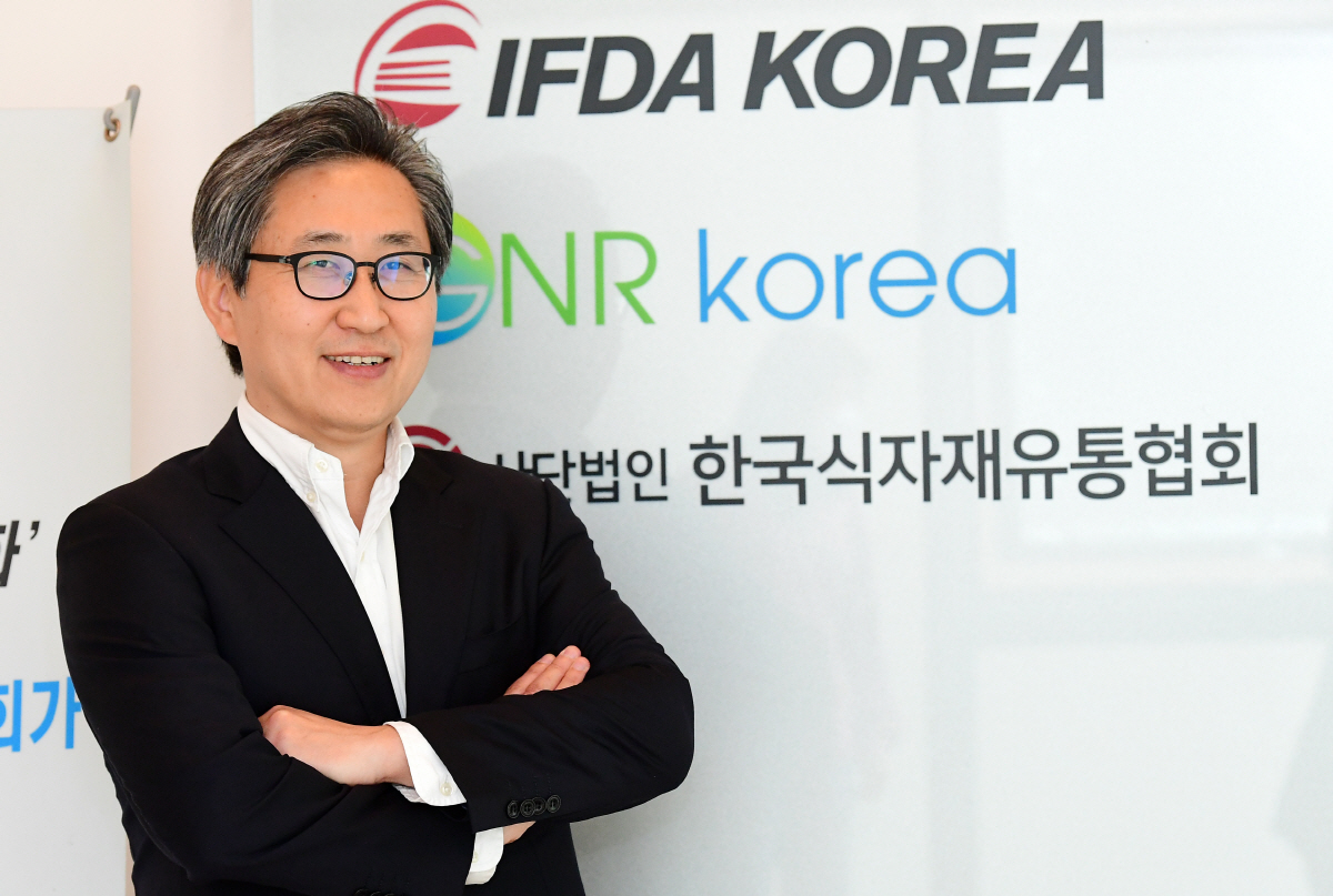 ▲양송화 한국식자재유통협회장이 28일 서울 서초구 양재동 협회 사무실에서 이투데이와 인터뷰에 앞서 포즈를 취하고 있다. 고이란 기자 photoeran@