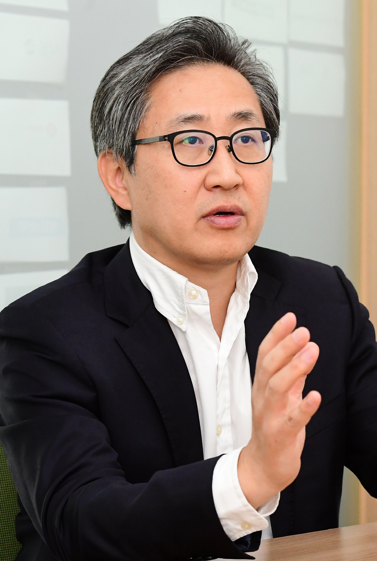 ▲양송화 식자재유통협회장은 “식자재마트에 의무휴업을 도입하면 자영업자의 위기만 커질 것”이라며 “산업통상자원부가 산업연구원에 위탁한 식자재마트 실태 조사에 희망을 걸고 있다”고 말했다.
고이란 기자 photoeran@