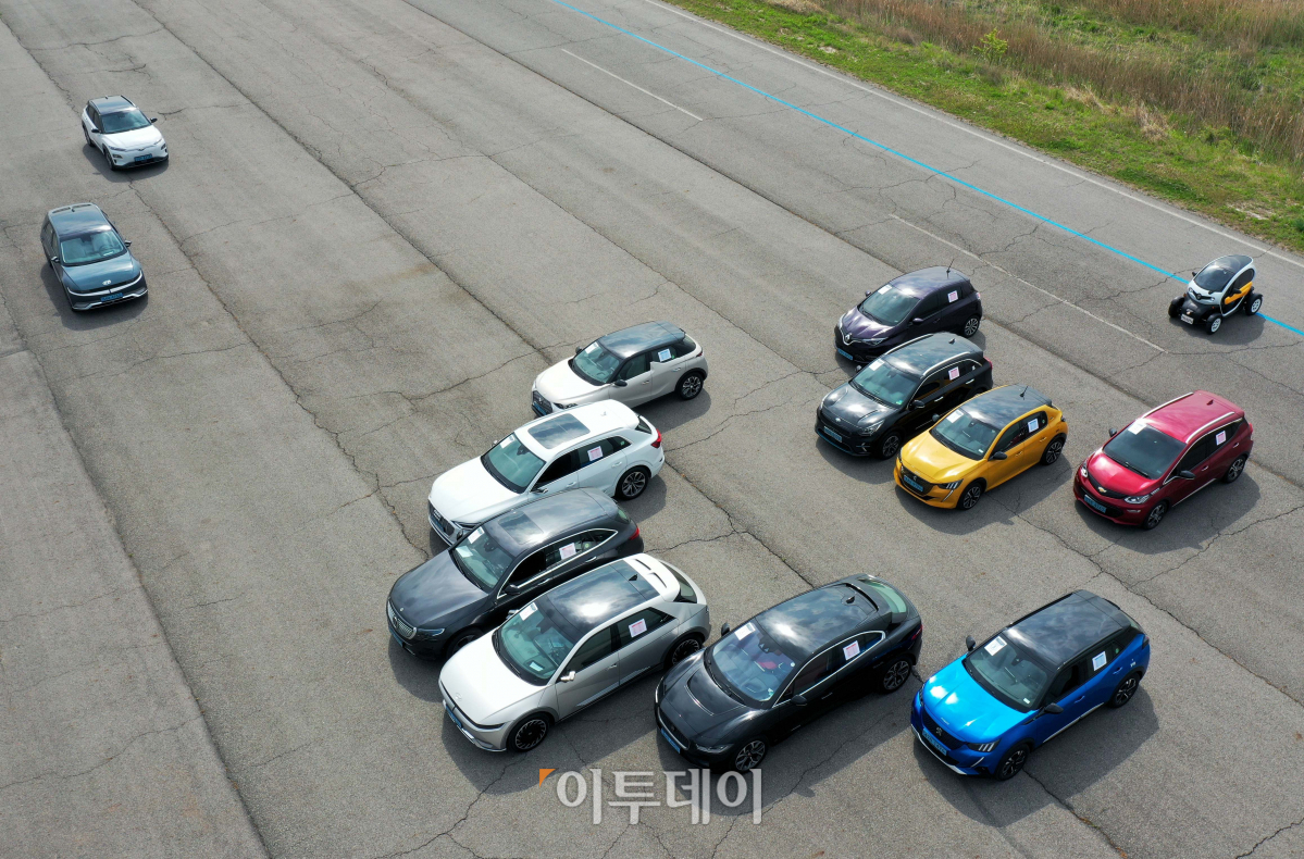 ▲4월 말 교통안전공단 자동차안전연구원에서 열린 2차 실차 시승 당시 모습. 총 11종의 순수 전기차가 치열한 경쟁을 벌였다.  (신태현 기자 holjjak@)