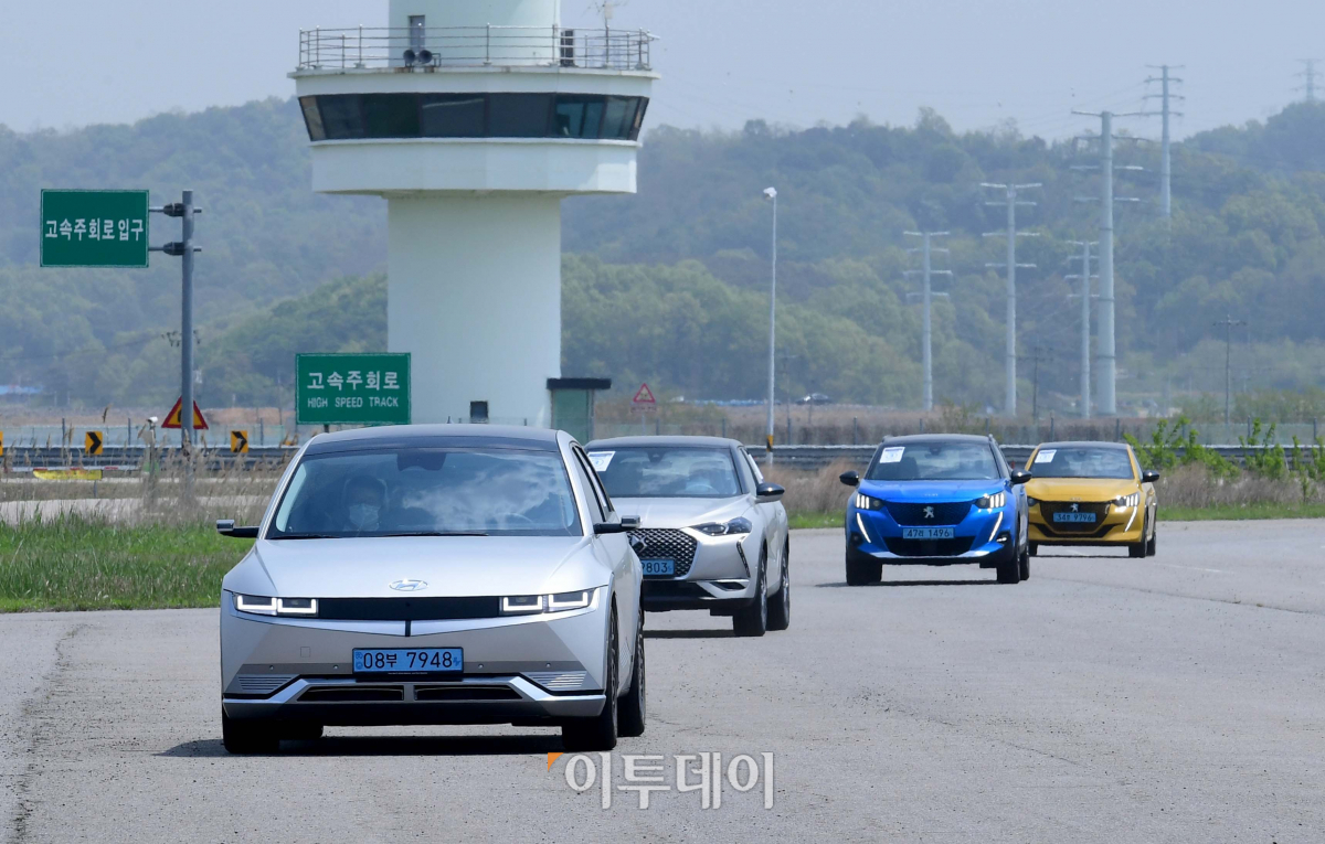 ▲4월 29일 경기도 화성에 자리한 한국교통안전공단 자동차안전연구원에서 2차 평가인 실차 시승이 이어졌다. 총 11종의 후보 차종이 조향 성능로에서 다양한 평가 항목에 따라 심사를 거쳤다.  (신태현 기자 holjjak@)