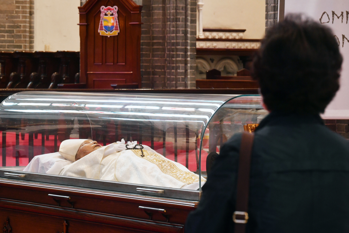 ▲29일 고(故) 정진석 추기경의 빈소가 마련된 서울 명동성당에서 추모객이 조문하고 있다. (공동취재사진단)