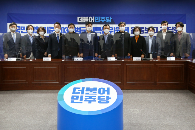 ▲30일 국회 의원회관에서 열린 더불어민주당 국민생활기준 2030 범국민특별위원회 활동보고 간담회에 앞서 홍익표-김연명 공동위원장 등 참가자들이 기념촬영하고 있다. (연합뉴스)