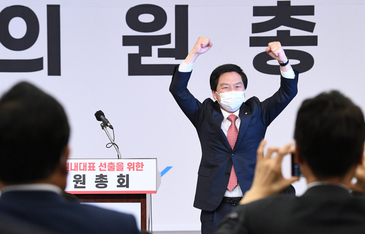 ▲30일 오전 서울 여의도 국회도서관 대강당에서 열린 국민의힘 원내대표 선출을 위한 의원총회에서 신임 원내대표에 선출된 김기현 의원이 기뻐하고 있다. (연합뉴스)