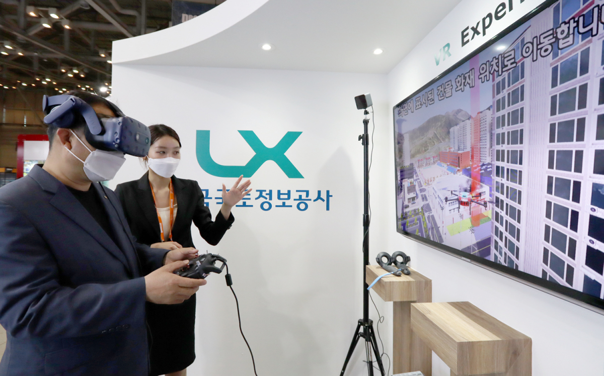 ▲'2021 드론쇼 코리아'에 마련된 LX한국국토정보공사 부스에서 한 관람객이 드론을 활용한 화재진압 VR체험을 하고 있다. (사진제공=한국국토정보공사(LX))