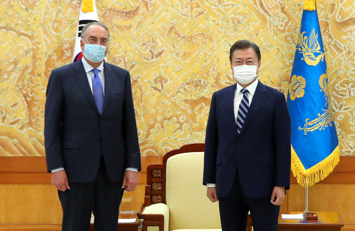 ▲문재인 대통령이 27일 오후 청와대 본관에서 스탠리 어크 노바백스 최고경영자(CEO)와 접견에 앞서 기념촬영을 하고 있다. (연합뉴스)