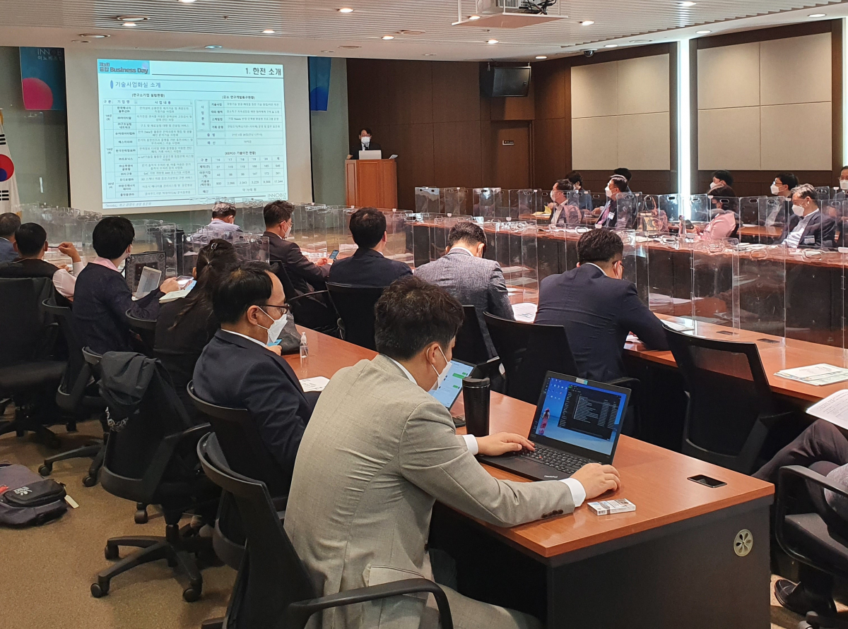 ▲30일 오후 경기도 성남시 판교 이노비즈협회 지하 1층 대회의실 열린 ‘제3차 융합비즈니스 데이’에서 한국전력공사 관계자가 기술이전 제도에 대해 설명하고 있다.  (윤기쁨 기자 @modest12)