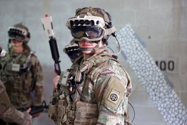 ▲버지니아주 포트피켓에서 증강현실(AR) 헤드셋을 착용한 미군 병사. 미 육군 제공
