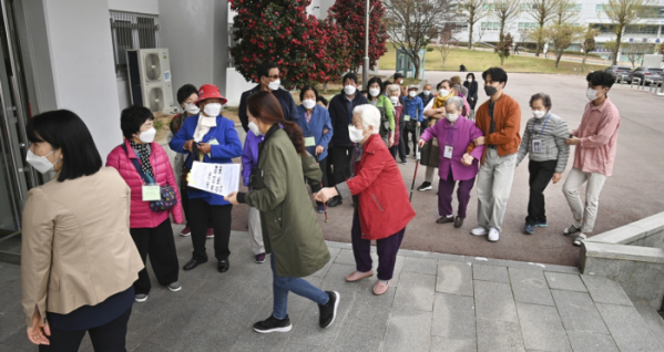 ▲코로나19 지역예방접종센터에서 시민이 백신 접종 접수 순서를 기다리고 있다. (연합뉴스)