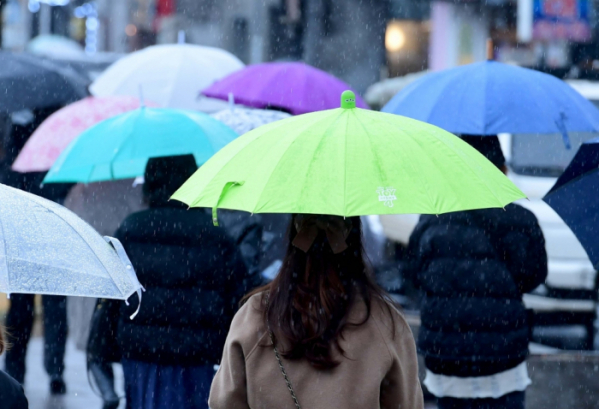 ▲1일 서울 마포구 경의선숲길에서 우산을 쓴 시민들이 발걸음을 옮기고 있다. 신태현 기자 holjjak@ (이투데이DB)
